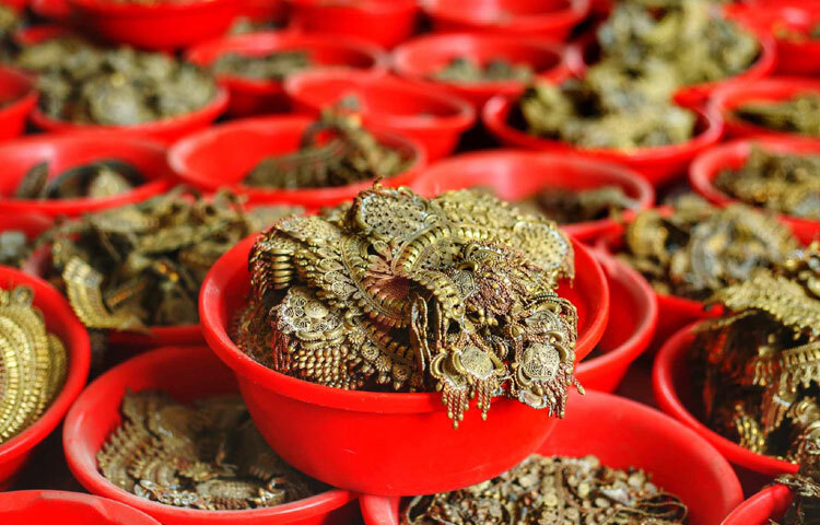 গয়নার কাজ করে অনেকেই ঘুরিয়েছেন নিজেদের ভাগ্যের চাকা। ছবি: মাহবুব আলম