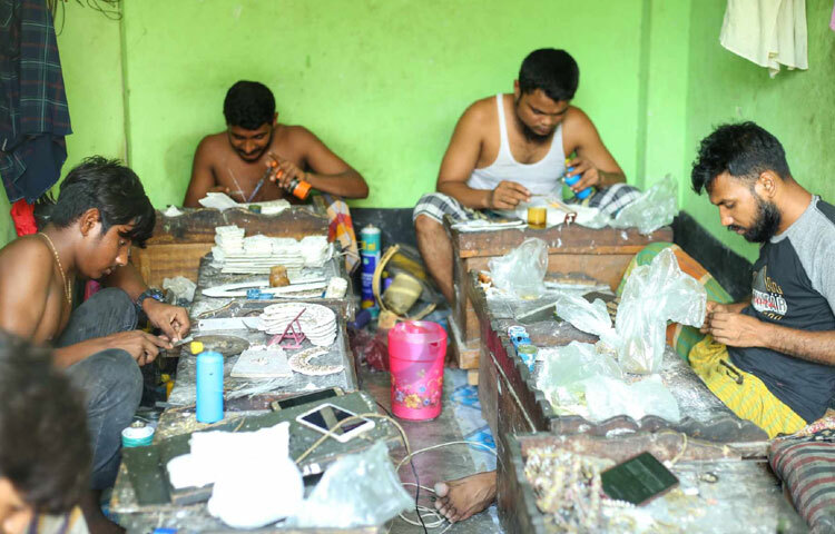 জীবিকা নির্বাহের জন্য অনেকেই গয়না শিল্পকে বেছে নিয়েছেন পেশা হিসেবে। ছবি: মাহবুব আলম