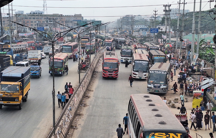 ঈদকে সামনে রেখে উত্তরের সড়কে বাড়ছে গাড়ির চাপ। পরিবার পরিজন নিয়ে ছুটে চলছেন গন্তব্যে। এই গন্তব্যে ঢাকা আরিচা, নবীনগর চন্দ্রা ও আব্দুল্লাহপুর বাইপাইল সড়কে যানবাহনের চলাচলের ব্যস্ততা বেড়েছে। ছবি: মাহফুজুর রহমান নিপু