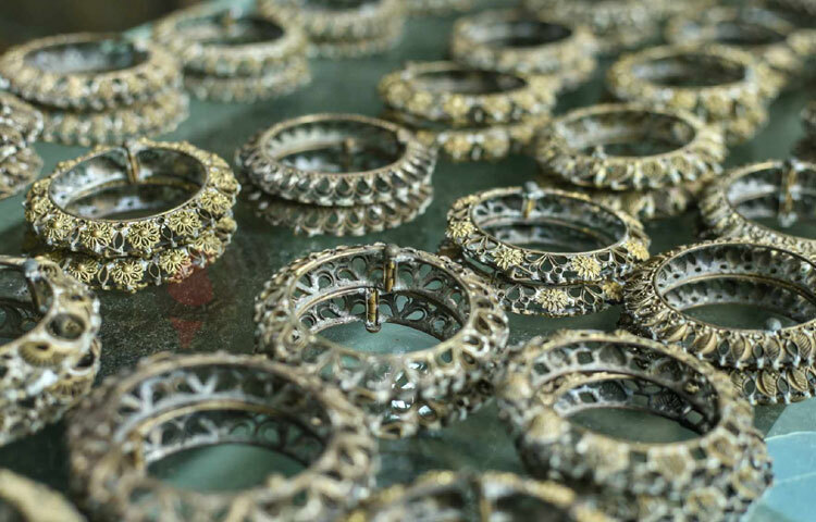 সাজিয়ে রাখা কঙ্কণ বালা। ছবি: মাহবুব আলম