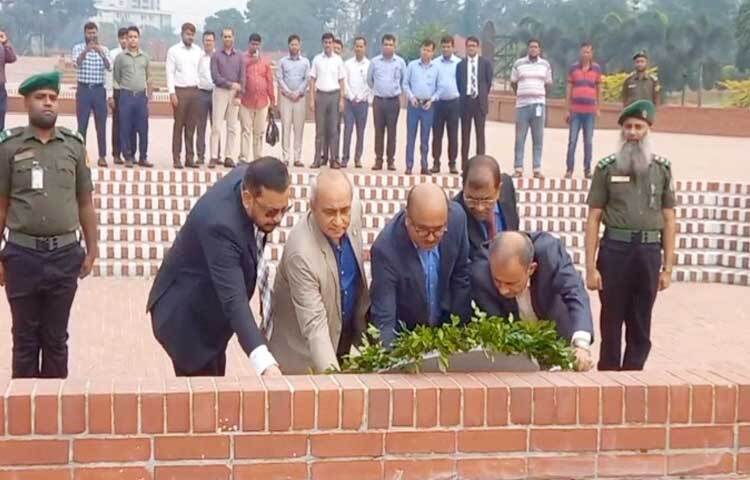 সাভারে জাতীয় স্মৃতিসৌধে বীর শহীদের প্রতি শ্রদ্ধা জানিয়েছেন বাংলাদেশ সরকারি কর্ম কমিশনের (পিএসসি) নবনিযুক্ত চেয়ারম্যান অধ্যাপক ড. মোবাশ্বের মোনেম ও চার সদস্য। ছবি: মাহফুজুর রহমান নিপু
