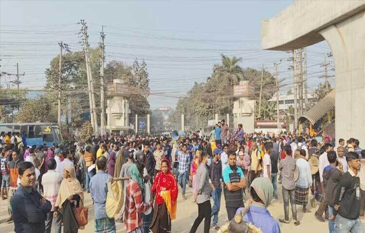 ঢাকার সাভারের আশুলিয়ায় বকেয়া পাওনাদি ও বেতন পরিশোধের দাবিতে নবীনগর-চন্দ্রা মহাসড়ক অবরোধ করে বিক্ষোভ করছেন লেনী ফ্যাশনস ও লেনী অ্যাপারেলস কারখানার শ্রমিকরা। ছবি: মাহফুজুর রহমান নিপু