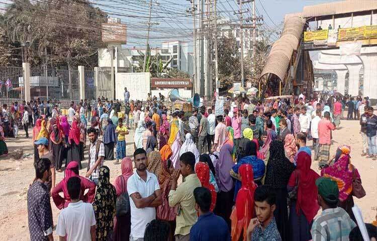 ৪ বছর আগের বকেয়া বেতন ও বিভিন্ন পাওনাদি পরিশোধের দাবিতে টানা দ্বিতীয় দিনের মতো মহাসড়ক অবরোধ করে রেখেছেন ঢাকা রপ্তানি প্রক্রিয়াকরণ অঞ্চলের একটি পোশাক কারখানার শ্রমিকরা। ছবি: মাহফুজুর রহমান নিপু