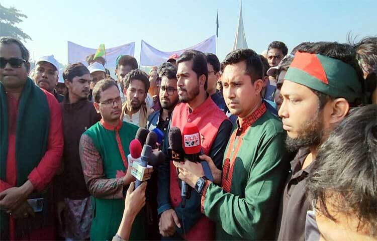 তরুণদের মাধ্যমেই আগামীর নতুন বাংলাদেশ গড়ে উঠবে বলে মন্তব্য করেছেন গণঅধিকার পরিষদের সভাপতি নুরুল হক নুর। মহান বিজয় দিবসে সাভার জাতীয় স্মৃতিসৌধে শ্রদ্ধা নিবেদন শেষে এ কথা বলেন তিনি। ছবি: মাহফুজুর রহমান নিপু