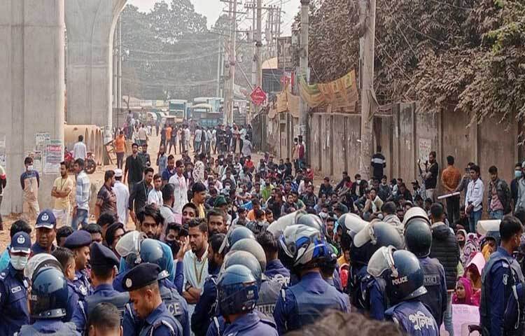 সাভারের আশুলিয়ায় পাওনা দাবি ও ছাঁটাইয়ের প্রতিবাদে মহাসড়ক অবরোধ করে বিক্ষোভ করছেন একটি তৈরি পোশাক কারখানার ছাঁটাইকৃত কয়েকশ শ্রমিক। ছবি: মাহফুজুর রহমান নিপু