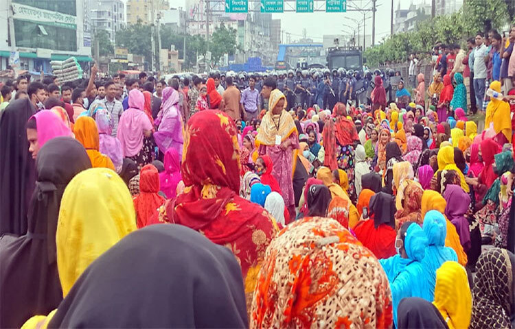 ঢাকার সাভারে ঢাকা-আরিচা মহাসড়ক অবরোধ করে বিক্ষোভ করেছেন একটি তৈরি পোশাক কারখানার শ্রমিকরা। ছবি: মাহফুজুর রহমান নিপু