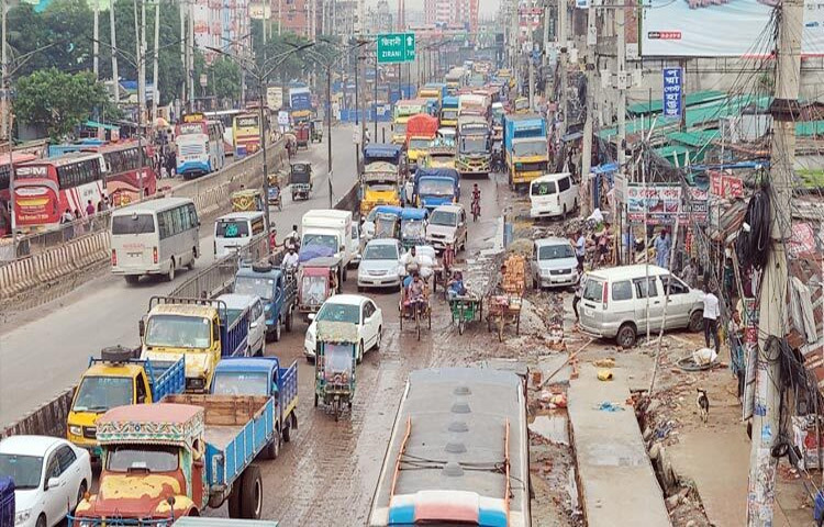 ঈদের সময় ঘরমুখো মানুষের যানবাহনের ভিড়ে রংপুর-বগুড়া মহাসড়কে যানজট সৃষ্টি হয়। এবার ঈদেও সেই যানজটের আশঙ্কা রয়েছে। ছবি: আনোয়ার আল শামীম