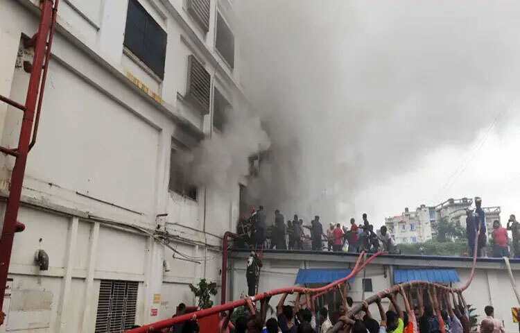 সাভারের একটি পোশাক কারখানায় অগ্নিকাণ্ডের ঘটনা ঘটেছে। পরে ফায়ার সার্ভিসের ৯টি ইউনিট সাড়ে ৩ ঘণ্টার প্রচেষ্টায় আগুন নিয়ন্ত্রণে আনে। ছবি: মাহফুজুর রহমান নিপু