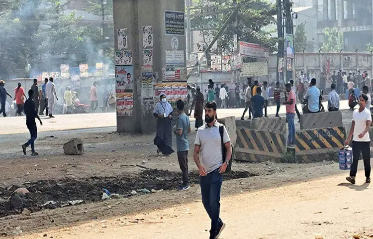 আশুলিয়ায় বকেয়া বেতন পরিশোধ ও বন্ধ কারখানা চালুর দাবিতে নবীনগর-চন্দ্রা মহাসড়ক অবরোধ করেছে শ্রমিকরা। ছবি: জাগো নিউজ