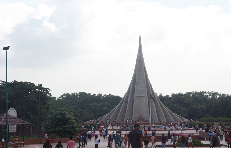 ১৯৭১ সালের মুক্তিযুদ্ধে শহীদ হওয়া বীর সন্তানদের স্মরণে নির্মিত হয় জাতীয় স্মৃতিসৌধ। স্থপতি মইনুল হোসেনের নকশায় নির্মিত এই সৌধের উচ্চতা ১৫০ ফুট, এবং এটি সাতটি ত্রিভুজাকৃতির পিলারে তৈরি, যা দেশের সাতটি গুরুত্বপূর্ণ আন্দোলনকে প্রতীকায়িত করে। ১৯৮২ সালে এটি উদ্বোধন করা হয়। সৌধের প্রতিটি ইঞ্চি জুড়ে যেন ইতিহাসের প্রতিধ্বনি।