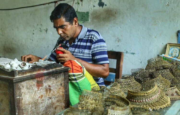 সকাল থেকে গভীর রাত পর্যন্ত ঠুকঠাক শব্দে নানা ধরনের গয়না তৈরিই তাদের পেশা। সংসারে ফিরে এসেছে সচ্ছলতা। এ জনপদকে কেন্দ্র করেই গড়ে উঠেছে গয়না শিল্প। ছবি: মাহবুব আলম