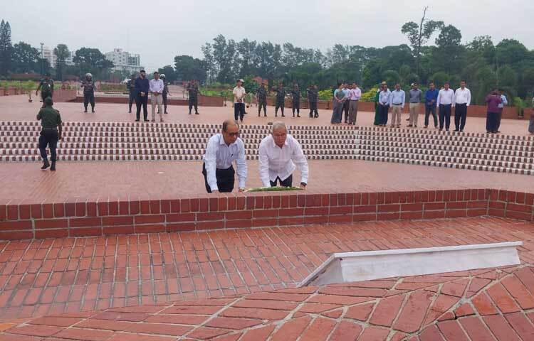 সাভার জাতীয় স্মৃতিসৌধে মহান মুক্তিযুদ্ধে বীর শহীদদের প্রতি শ্রদ্ধা নিবেদন করেছেন বর্তমান অন্তর্বর্তীকালীন সরকারের প্রাথমিক ও গণশিক্ষা মন্ত্রণালয়ের উপদেষ্টা ডা. বিধান রঞ্জন রায় এবং পার্বত্য চট্টগ্রাম বিষয়ক মন্ত্রণালয়ের উপদেষ্টা সুপ্রদীপ চাকমা। ছবি: মাহফুজুর রহমান নিপু