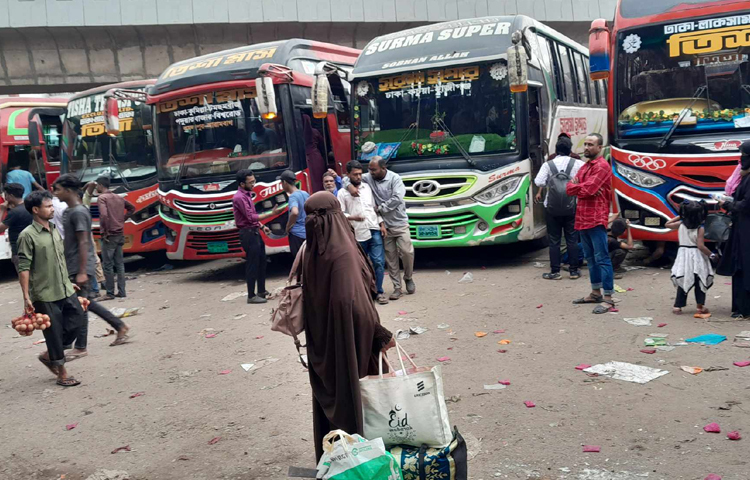 সায়েদাবাদে ঘরমুখো যাত্রীর চাপ কম, হতাশ পরিবহন মালিক-শ্রমিক। ছবি: মাসুদ রানা