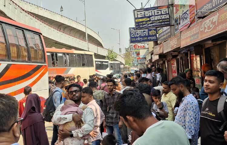রাজধানীর সায়েদাবাদ বাস টার্মিনাল ও যাত্রাবাড়ী এলাকায় ঘরমুখো মানুষের চাপ বেড়েছে। সেখানকার সড়কগুলোতে দেখা গেছে গাড়ির জন্য অপেক্ষমান মানুষের আনাগোনা ও জটলা। প্রিয়জনদের সঙ্গে ঈদ আনন্দ ভাগাভাগি করতে অনেকে ব্যাগ ও মালপত্র নিয়ে ছুটছেন এদিক-ওদিক।