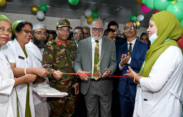 ঢাকায় স্যার সলিমুল্লাহ মেডিকেল কলেজের নবনির্মিত একাডেমিক ভবন ও মিটফোর্ড হাসপাতালের নতুন ইমার্জেন্সি কমপ্লেক্সের উদ্বোধন করেন স্বাস্থ্য ও পরিবার কল্যাণ মন্ত্রণালয় সম্পর্কিত প্রধান উপদেষ্টার বিশেষ সহকারী অধ্যাপক ডা. মো. সায়েদুর রহমান। ছবি: পিআইডি