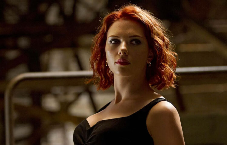 স্কারলেট জোহানসন: ৪০ এ পা রাখলেও স্কারলেট জোহানসন এখনো ক্লাসিক সৌন্দর্যের সংজ্ঞা। গভীর কণ্ঠ, অনন্য মুখাবয়ব এবং অভিনয়শৈলী তাকে করেছে কালজয়ী। রেড কার্পেট থেকে সিনেমার পর্দা প্রতিটি জায়গাতেই তার আলাদা জ্যোতি রয়েছে।