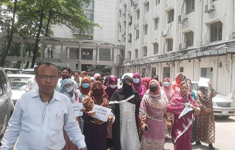 ‘সরকারি চাকরি (সংশোধন) অধ্যাদেশ-২০২৫’ বাতিলের দাবিতে সচিবালয়ে আন্দোলন ও বিক্ষোভ করছেন সরকারি কর্মচারীরা। অধ্যাদেশটি বাতিল না হলে আরও কঠোর আন্দোলনে যাওয়ার ঘোষণাও দিয়েছেন তারা। ছবি: সাইদ শিপন