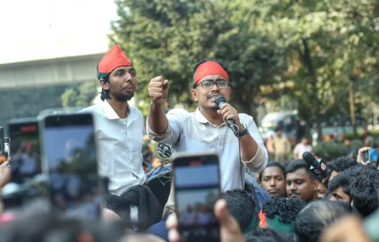 ওসমান হাদির ওপর হামলার প্রতিবাদে স্বরাষ্ট্র মন্ত্রণালয় ঘেরাও কর্মসূচি পালন করেছেন ডাকসুর সাবেক ও বর্তমান নেতারা। এ কর্মসূচির নেতৃত্ব দেন সাদিক কায়েম।