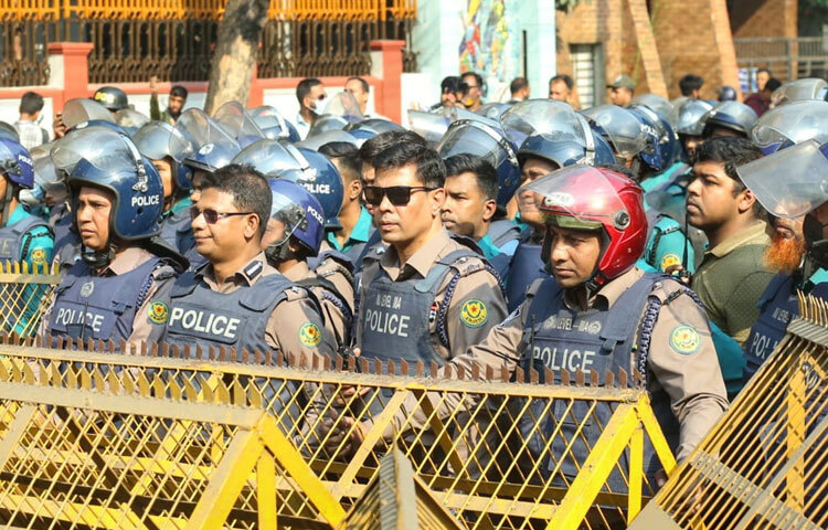 দুপুর দেড়টার দিকে হাইকোর্ট মোড় সংলগ্ন স্থানে আন্দোলনকারীদের থামিয়ে দেয় আইনশৃঙ্খলা বাহিনী।