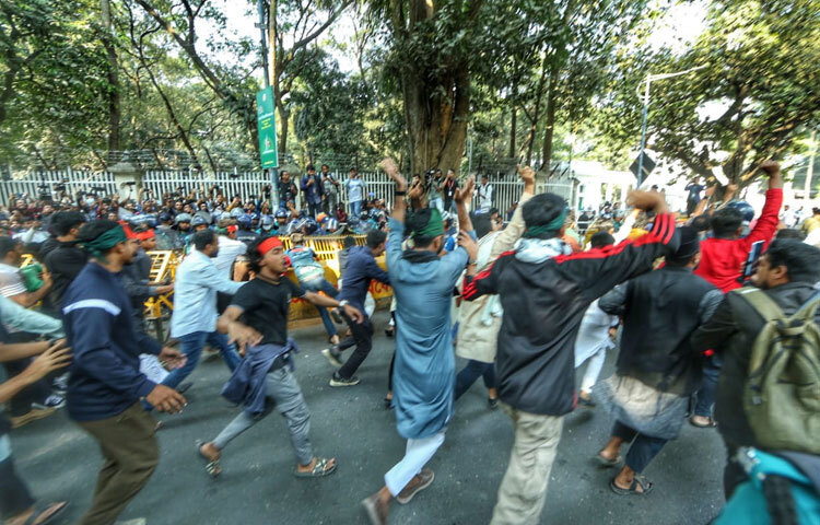 কর্মসূচির অংশ হিসেবে শিক্ষার্থীরা মিছিল নিয়ে সচিবালয়ের দিকে অগ্রসর হলে পুলিশের স্থাপিত দুটি ব্যারিকেড ভেঙে ফেলেন তারা। পরে সচিবালয় রোডে স্থাপিত আরেকটি ব্যারিকেডের সামনে গিয়ে অবস্থান নেন আন্দোলনকারীরা। এ সময় পুরো এলাকায় উত্তেজনাকর পরিস্থিতি সৃষ্টি হয়।