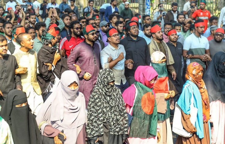 নেতারা বলেন, হামলার সঙ্গে জড়িতদের শনাক্ত করে দৃষ্টান্তমূলক শাস্তি না দেওয়া হলে ভবিষ্যতে আরও কঠোর কর্মসূচি দেওয়া হবে। একই সঙ্গে স্বরাষ্ট্র মন্ত্রণালয়কে শিক্ষার্থী ও রাজনৈতিক নেতাদের নিরাপত্তা নিশ্চিত করার আহ্বান জানান তারা।