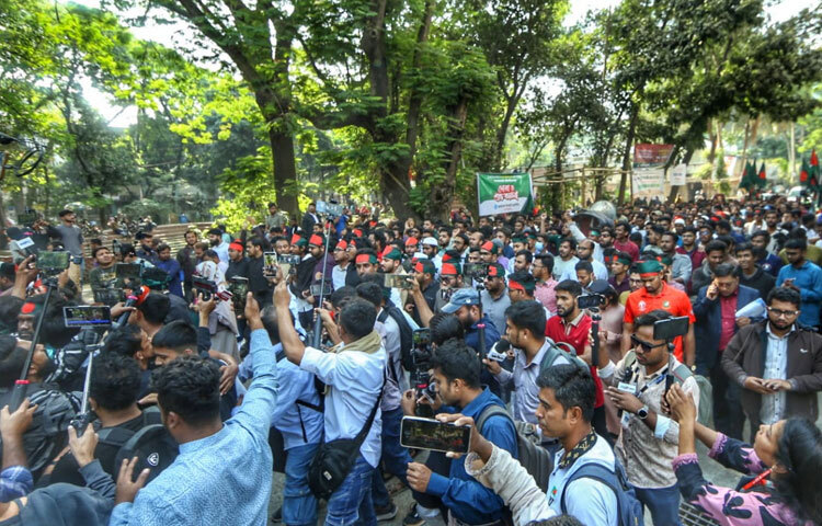মিছিলে অংশ নেওয়া নেতারা ওসমান হাদির ওপর হামলার দ্রুত বিচার দাবি করে বিভিন্ন স্লোগান দিতে থাকেন। তাদের অভিযোগ, রাজনৈতিক সহিংসতা ও মতপ্রকাশের স্বাধীনতার ওপর ধারাবাহিক হামলা চলছে, যা অবিলম্বে বন্ধ করা জরুরি।
