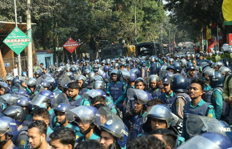 ঢাকা বিশ্ববিদ্যালয় ও হাইকোর্ট সংলগ্ন এলাকা থেকে কর্মসূচি ও মিছিলের দৃশ্য ক্যামেরাবন্দি করেছেন মাহবুব আলম।