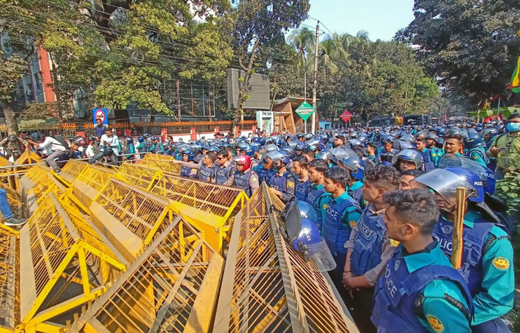 কর্মসূচি চলাকালে পুলিশ ও আন্দোলনকারীদের মধ্যে মুখোমুখি অবস্থান তৈরি হলেও বড় ধরনের সংঘর্ষের কোনো খবর পাওয়া যায়নি।