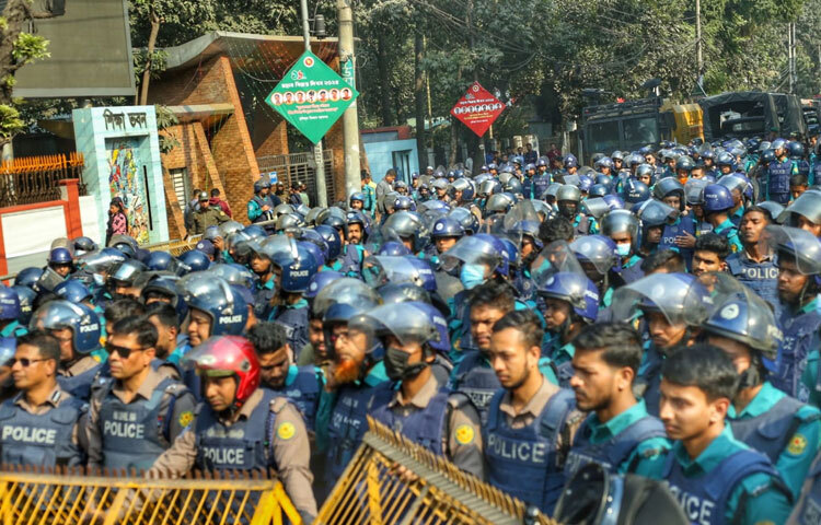 এসময় আইনশৃঙ্খলা বাহিনীর বিজিবি, পুলিশের ব্যাপক উপস্থিতি লক্ষ্য করা গেছে।