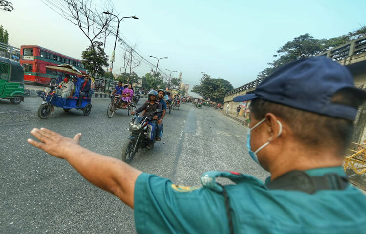 মোটরসাইকেল, ব্যক্তিগত গাড়ি ও গণপরিবহন থামিয়ে তল্লাশি চালানো হয়।