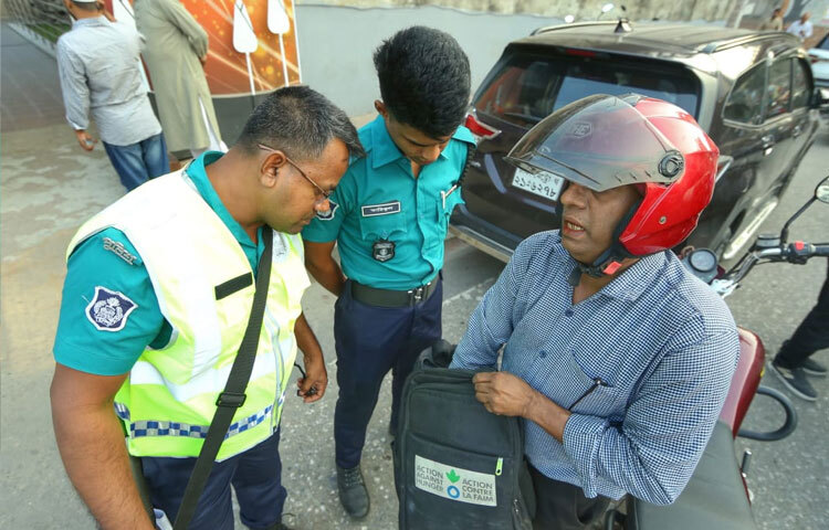 বিশেষ করে মোটরসাইকেল আরোহীদের ব্যাগ ও কাগজপত্র পরীক্ষা করছে পুলিশ।