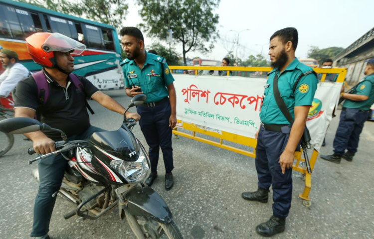স্থানীয় বাসিন্দারা বলছেন, হঠাৎ এমন তল্লাশি কার্যক্রমে অনেকে ভড়কে গেলেও নিরাপত্তার দিক থেকে এটি ইতিবাচক পদক্ষেপ।