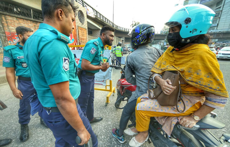 পুলিশ সূত্র জানায়, যেকোনো ধরনের নাশকতা বা অপ্রীতিকর ঘটনা ঠেকাতে আগাম সতর্কতার অংশ হিসেবেই রাজধানীর বিভিন্ন এলাকায় তল্লাশি অভিযান চলছে।