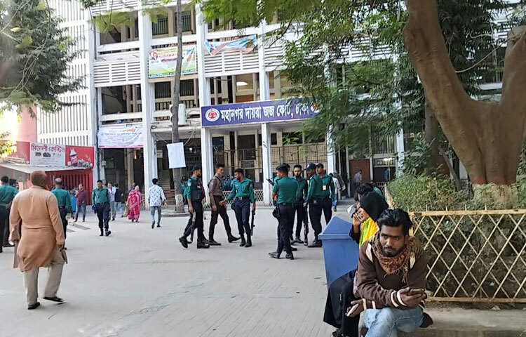 মহানগর পুলিশের প্রসিকিউশন বিভাগের জ্যেষ্ঠ সহকারী পুলিশ কমিশনার শহীদুল ইসলাম বলেন, নিয়মিত নিরাপত্তা ব্যবস্থার পাশাপাশি পাবলিক অর্ডার ম্যানেজমেন্টের দুই প্লাটুন পুলিশ সদস্য দায়িত্ব পালন করছেন। সঙ্গে রয়েছেন বিজিবির আরও দুই প্লাটুন সদস্য।