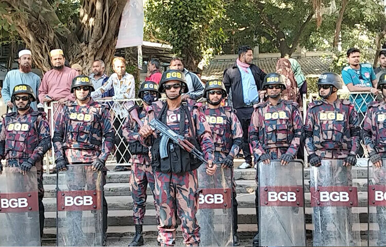 মামলাগুলোতে সাবেক প্রধানমন্ত্রী শেখ হাসিনা, তার ছেলে সজীব ওয়াজেদ জয়, মেয়ে সায়মা ওয়াজেদ পুতুলসহ মোট ৪৭ জন আসামি। তাদের বিরুদ্ধে ক্ষমতার অপব্যবহার, সরকারি প্লট অবৈধভাবে গ্রহণ, জালিয়াতি ও সরকারি সম্পত্তি আত্মসাতের অভিযোগ আনা হয়েছে।