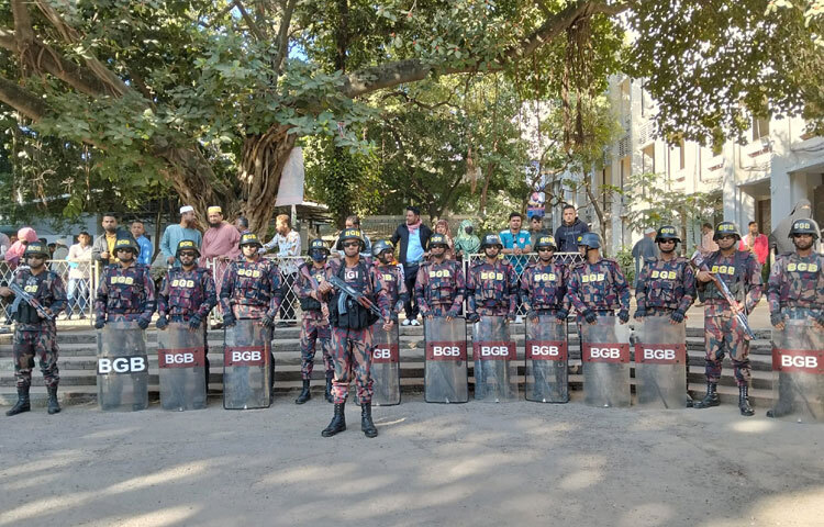 দুর্নীতি দমন কমিশনের (দুদক) পাবলিক প্রসিকিউটর মঈনুল হাসান বলেন, গত ৩১ জুলাই আদালত তিন মামলারই অভিযোগ গঠন করে বিচার শুরুর নির্দেশ দেন। দীর্ঘ শুনানি ও যুক্তিতর্ক শেষে কিছুক্ষণ পরেই রায় ঘোষণা হবে। সারাদেশের মানুষ বিষয়টি নজরে রেখেছে।