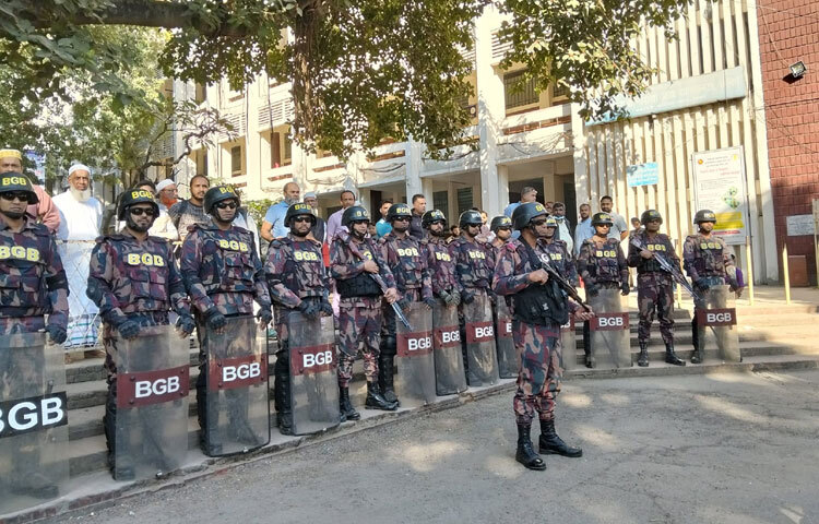 সকালে সরেজমিনে দেখা যায়, রায়ের আগেই আদালত এলাকায় বিশেষ নিরাপত্তা ব্যবস্থা গ্রহণ করা হয়েছে। আদালতের প্রধান ফটকগুলোতে বাড়তি সতর্কতা গ্রহণ করা হয়েছে।