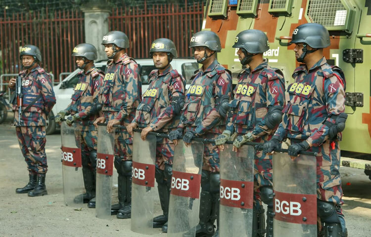 উল্লেখ্য, জুলাই গণঅভ্যুত্থানের সময় সংঘটিত হত্যাকাণ্ড ও মানবতাবিরোধী অপরাধের মামলাটি দীর্ঘদিন ধরে বিচারাধীন ছিল। আজকের রায় ঘোষণাকে ঘিরে দেশজুড়ে চলছে ব্যাপক আগ্রহ ও আলোচনার ঝড়।