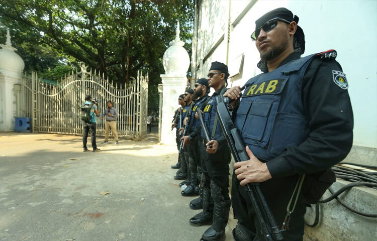 সকাল থেকেই ট্রাইব্যুনাল চত্বর ও আশপাশের এলাকায় দেখা যায় আর্মি, র‍্যাব, বিজিবি ও পুলিশের সতর্ক অবস্থান। সকাল ৯টা ৪৫ মিনিটে ট্রাইব্যুনালের সামনে থেকে দেখা যায়, নিরাপত্তা বাহিনীর সদস্যরা প্রবেশপথে কড়া তল্লাশি চালাচ্ছেন।