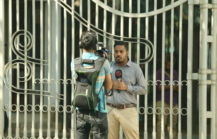 আদালত প্রাঙ্গণে প্রবেশে সাংবাদিক ও আইনজীবীদেরও পরিচয় যাচাই করে ঢুকতে দেওয়া হচ্ছে।