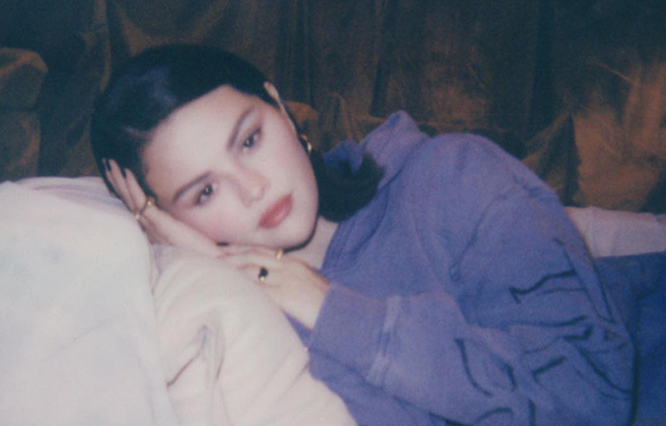 ১৯৯২ সালের এই দিনে যুক্তরাষ্ট্রের টেক্সাসে তার জন্ম। খুব অল্প বয়সেই বাবা-মায়ের বিচ্ছেদের সাক্ষী হন তিনি। মাত্র পাঁচ বছর বয়সে পরিবার ভেঙে যাওয়ার কষ্ট তাকে সময়ের আগেই পরিপক্ব করে তোলে। একসময় মা ম্যান্ডির কাছেই বড় হন সেলেনা। মা ছিলেন থিয়েটার অভিনেত্রী-তার হাত ধরেই অভিনয়ের প্রতি আগ্রহ জন্ম নেয় সেলেনার।