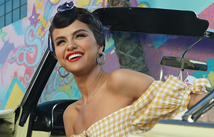 যখন বেশিরভাগ তারকাই তাদের দুর্বলতা আড়াল করেন, তখন সেলেনা গোমেজ ঠিক উল্টো পথে হাঁটেন। তিনি খোলাখুলি বলেন তার মানসিক সমস্যার কথা, বিষণ্ণতার কথা, চিকিৎসা নেওয়ার কথা। ভক্তদের বলেন, ‘নিজেকে ভালোবাসতে শেখো, প্রয়োজন হলে সাহায্য নিতে দ্বিধা করো না।’