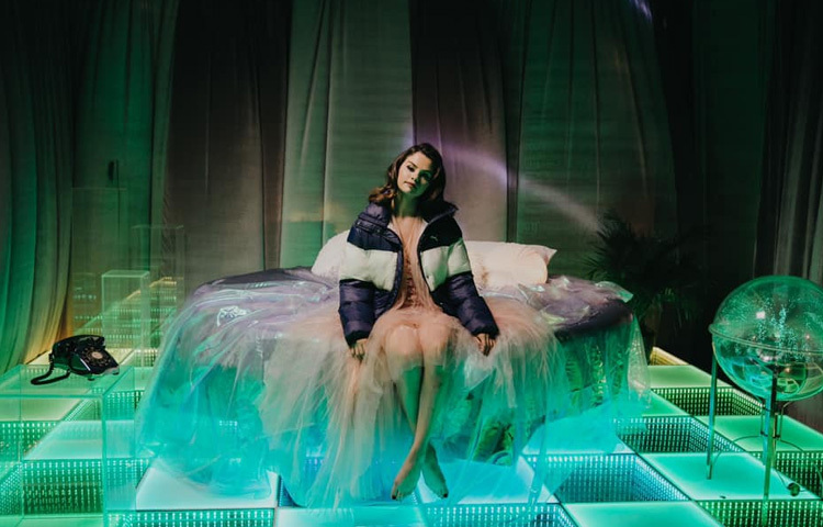 তিনি ‘রেয়ার বিউটি’ নামে একটি মেকআপ ব্র্যান্ড চালু করেন, যার লাভের একটি বড় অংশ যায় মানসিক স্বাস্থ্যবিষয়ক কাজের পেছনে। এমনকি ‘ওয়ান্ডারমাইন্ড’ নামের একটি প্ল্যাটফর্মও চালু করেন, যেখানে মানসিক স্বাস্থ্য নিয়ে আলোচনা করা যায় খোলামেলা ভাবে।