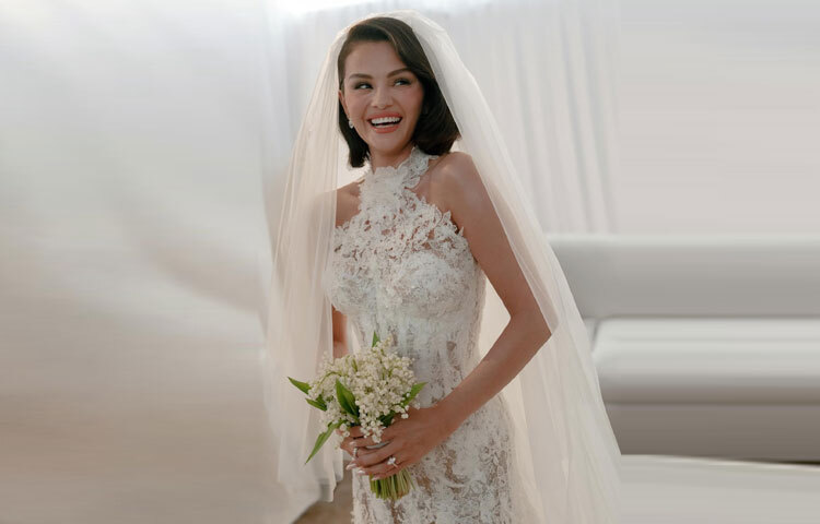 সেলেনা গোমেজের হাতে ছিল সাদা ফুলের তোড়া।