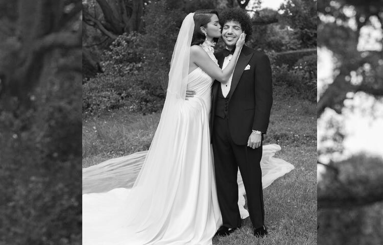 বিয়েতে বর-কনে দুজনেই বিখ্যাত ব্র্যান্ড র‍্যালফ লরেনের পোশাক পরেছিলেন।