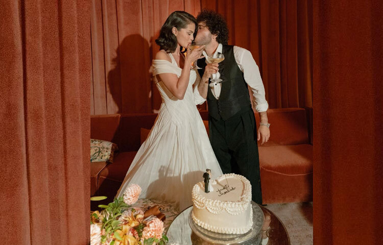 ক্যালিফোর্নিয়ায় অনুষ্ঠিত এক জাঁকজমকপূর্ণ আয়োজনে কাছের মানুষদের নিয়ে বিয়ের আনুষ্ঠানিকতা সারেন সেলেনা-বেনি দম্পতি।