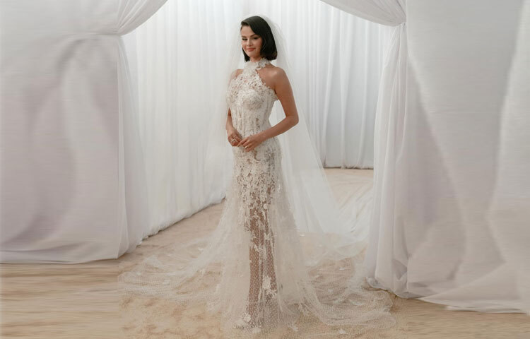 সেলেনার বিয়ের পোশাকটি ছিল সিল্কি সাটিনে তৈরি হল্টারনেক স্ট্রাকচারড গাউন। পোশাকটির পেছনের দিকটা খোলা রেখে এমনভাবে গায়িকার বডিতে ফিট করানো হয়েছে যে দেখতে রূপকথার রাজকন্যাদের মতো লাগছিল। চুল সাজিয়েছিলেন ঢেউখেলানো বব স্টাইলে।