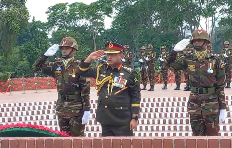 সাভারের জাতীয় স্মৃতিসৌধে বীর শহীদদের প্রতি শ্রদ্ধা জানিয়ে পুষ্পস্তবক অর্পণ করেছেন নতুন সেনা প্রধান জেনারেল ওয়াকার-উজ-জামান। ছবি: মাহফুজুর রহমান নিপু