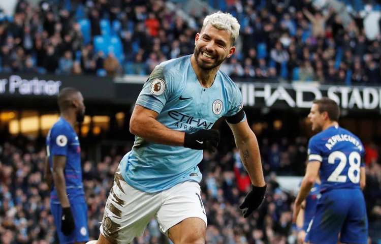 মাত্র ১৫ বছর বয়সে আর্জেন্টিনার ক্লাব ইন্ডিপেনডিয়েন্তেতে অভিষেক। তখন থেকেই আলোচনায় আসেন ‘সাবেক মহান’ দিয়েগো ম্যারাডোনার জামাতা হিসেবেও, কিন্তু পরিচিতি তৈরি করেন নিজের খেলার মাধ্যমে।