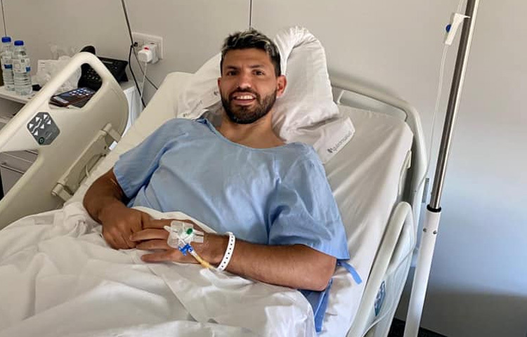 ২০২১ সালে বার্সেলোনায় যোগ দেন, কিন্তু হৃদরোগ ধরা পড়ায় মাঠ ছাড়তে হয় হঠাৎই। বিশ্ব তখন স্তব্ধ হয়ে শুনেছিল তার অবসরের ঘোষণা মাত্র ৩০ বছর বয়সেই শেষ হয় এক অসমাপ্ত মহাকাব্য।